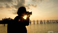 Pasir putih serta laut yang jernih membuat wisatawan betah di Pulau Paniki. 