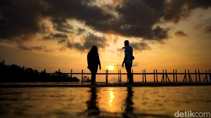 Pesona Pasir Timbul di Pulau Paniki Minahasa Utara Pulau Paniki menjadi destinasi wisata favorit Minahasa Utara karena memiliki pasir timbul saat laut surut. Yuk, intip pesona Pulau Paniki.