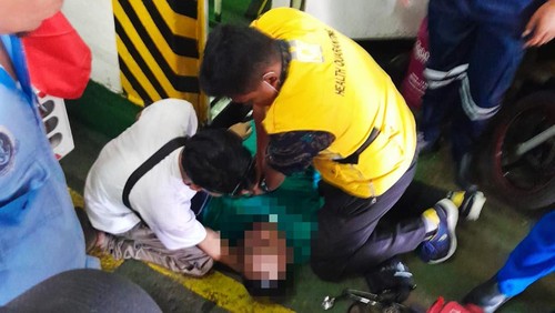 Petugas kesehatan Pelabuhan Padangbai saat coba memberikan pertolongan kepada korban yang meninggal dunia di atas kapal KMP Rama Giri Nusa, Selasa (21/11/2023). (istimewa)