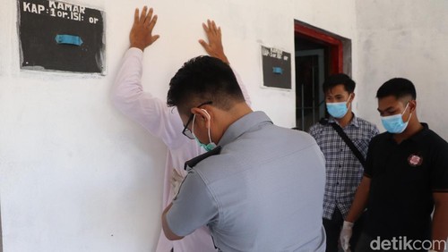 Petugas menggelah Lapas Karangasem dan menemukan sejumlah barang terlarang.