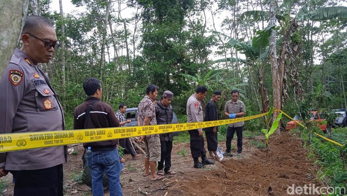 Petugas Polres Kuningan melakukan olah tempat kejadian perkara di lokasi keracunan massal.