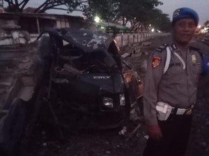 Pikap Ringsek Tertabrak KA Kargo di Pelintasan Tak Berpalang Pintu Lamongan