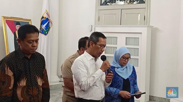 Pj Gubernur DKI Jakarta Heru Budi mengumumkan UMP DKI Jakarta 2024/Dok: CNBC Indonesia/Martyasari Rizky