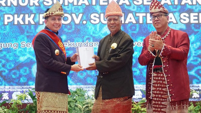 Pj Gubernur Sumsel Agus Fatoni terima gelar Meraje Emban Adat.
