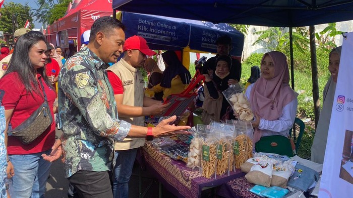 Pj Wali Kota Malang Wahyu Hidayat (baju batik) saat melihat produk UMKM warga. Pj Wali Kota Malang Wahyu Hidayat (baju batik) saat melihat produk UMKM warga.