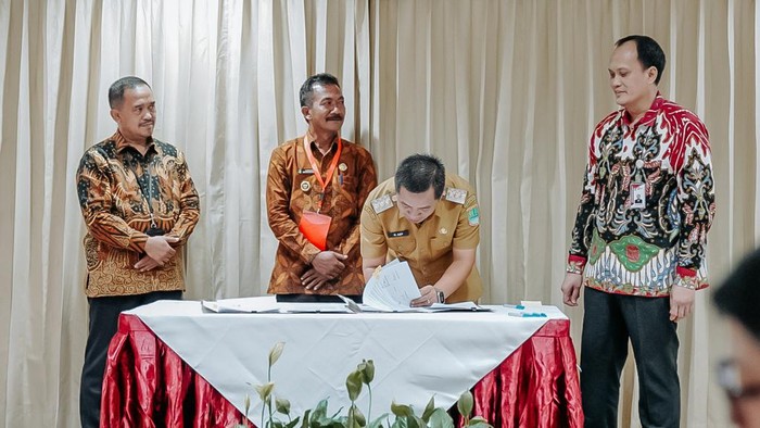 Plt Bupati Karawang Aep Syaepuloh saat menerima akta hibah dari KPK