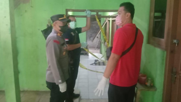 Polisi di TKP pria driver ojol ditemukan meninggal dunia di dalam kamar kosnya wilayah Semarang, Selasa (21/11/2023).