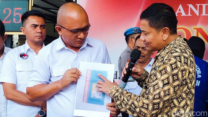 Polisi Menunjukkan Identitas Palsu BNN Cimahi yang Dipakai Pengedar Narkotika