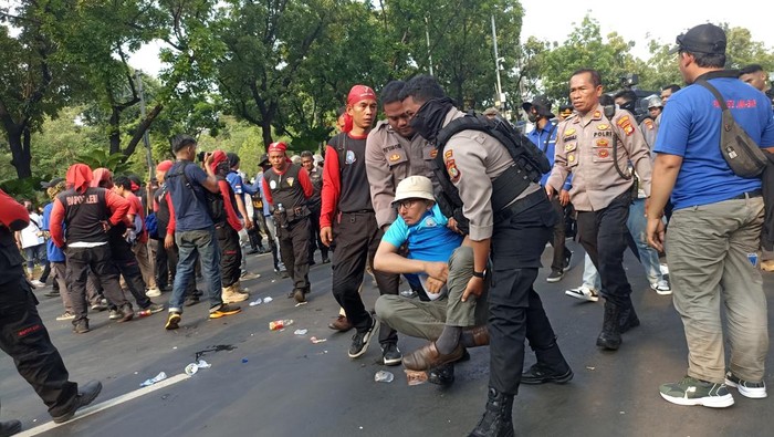 Polisi minta massa buruh bubarkan diri usai demonstrasi di depan Balai Kota ricuh (Tiara/detikcom)