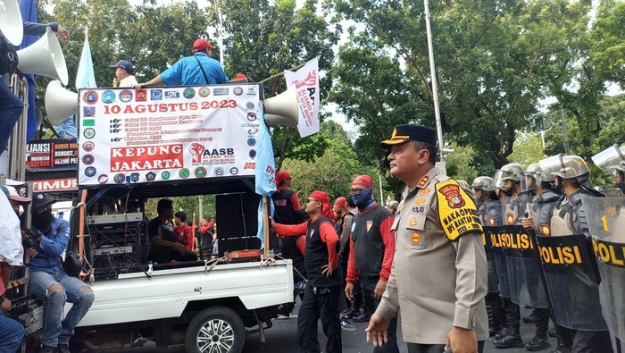 Polisi minta massa buruh bubarkan diri usai demonstrasi di depan Balai Kota ricuh (Tiara/detikcom)