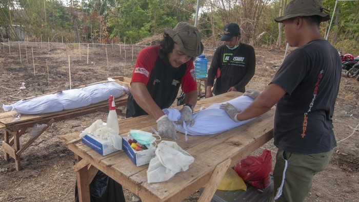Potret 110 Makam Direlokasi Imbas Pembangunan Tol Solo-Yogyakarta Sejumlah pekerja memindahkan jenazah ke tempat pemakaman yang baru di Ngabeyan, Karanganom, Klaten, Jawa Tengah, Selasa (21/11/2023). Sebanyak 110 makam warga direlokasikan ke tempat pemakaman yang baru karena untuk pembangunan Jalan Tol Solo-Yogyakarta. ANTARA FOTO/Aloysius Jarot Nugroho/foc.