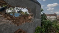 Sejumlah pekerja membongkar makam untuk dipindahkan di Ngabeyan, Karanganom, Klaten, Jawa Tengah, Selasa (21/11/2023).   