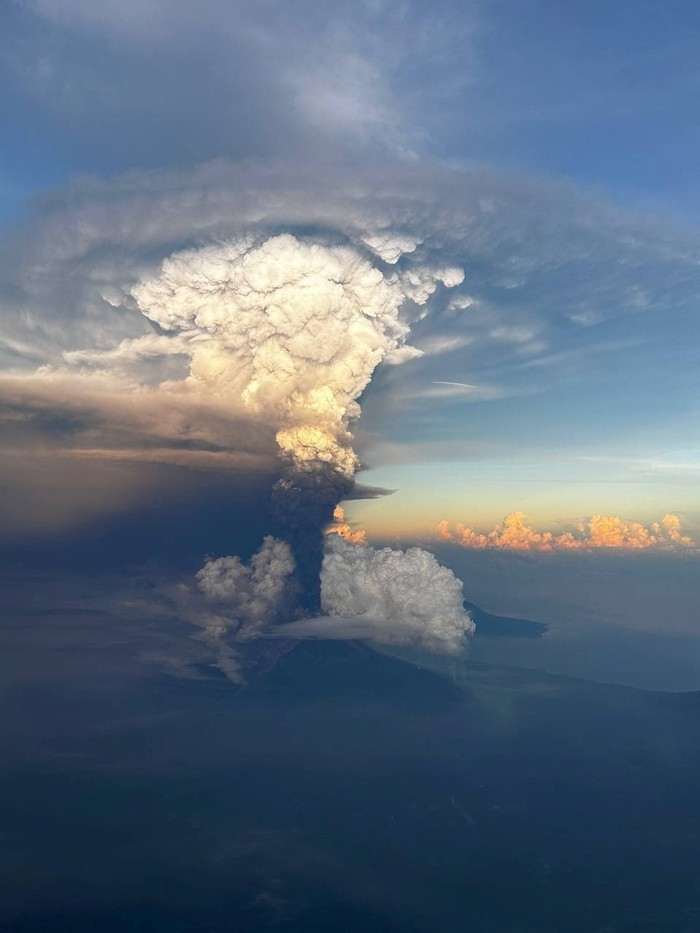 Ash column rises from Mount Ulawun, as seen from an aeroplane window, Papua New Guinea November 21, 2023, in this picture obtained from social media. Enoch Lapa/via REUTERS  THIS IMAGE HAS BEEN SUPPLIED BY A THIRD PARTY. MANDATORY CREDIT. NO RESALES. NO ARCHIVES.