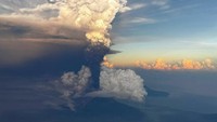 Gunung Ulawun di Pulau New Britain di Papua Nugini meletus sekitar pukul 15.30 waktu setempat (06.30 GMT) pada Senin, memuntahkan asap vulkanik setinggi 15.000 meter.  