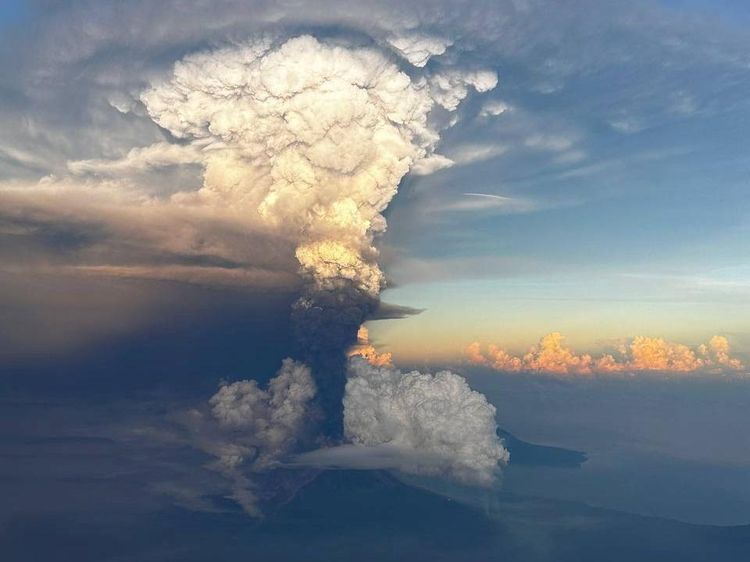 Potret Asap Vulkanik Membubung dari Gunung Ulawun yang Erupsi