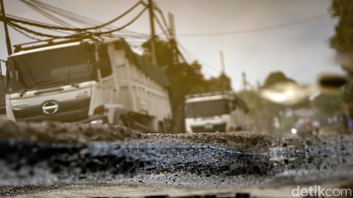 Potret Jalur Truk Parung Panjang yang Rusak 'Abadi' Jalur truk tambang di Parung Panjang belakangan ini viral karena kondisinya yang rusak. Ternyata, jalur truk tambang Parung Panjang ini sudah rusak menahun. Foto-foto ini diambil pada Agustus 2022 lalu.