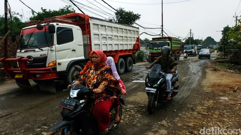 Jalur truk tambang di Parung Panjang belakangan ini viral karena kondisinya yang rusak. Ternyata, jalur truk tambang Parung Panjang ini sudah rusak menahun. Foto-foto ini diambil pada Agustus 2022 lalu.