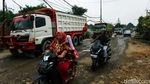 Potret Jalur Truk Parung Panjang yang Rusak Abadi