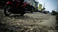 Kondisi jalan yang rusak ini akan membahayakan pengendara yang melintas. Andhika Prasetia/detikcom.