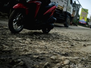 Penampakan Jalan Parung Panjang yang Viral Gegara Rusak Parah