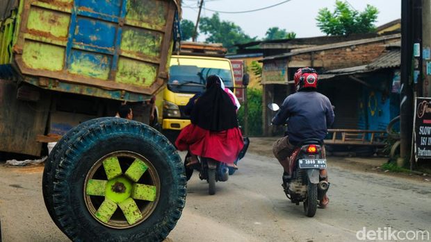 Jalur truk tambang di Parung Panjang belakangan ini viral karena kondisinya yang rusak. Ternyata, jalur truk tambang Parung Panjang ini sudah rusak menahun. Foto-foto ini diambil pada Agustus 2022 lalu.