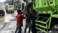 Sebuah truk terlihat mogok di sekitar jalan yang tergenang air pada Agustus 2022 lalu. Andhika Prasetia/detikcom.  