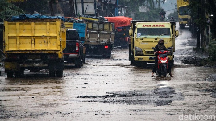 Jalur truk tambang di Parung Panjang belakangan ini viral karena kondisinya yang rusak. Ternyata, jalur truk tambang Parung Panjang ini sudah rusak menahun. Foto-foto ini diambil pada Agustus 2022 lalu.