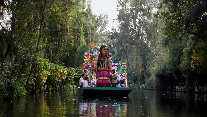 Potret Little Amal Susuri Kanal di Meksiko Bawa Pesan Kemanusiaan Little Amal, a 12-foot-tall puppet depicting a 10-year-old Syrian refugee, rides a boat on a water canal in Xochimilco on the outskirts of Mexico City, Mexico November 19, 2023. REUTERS/Raquel Cunha