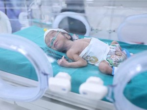 Tangis Ibu Bayi Prematur yang Dirawat di RS Al Shifa saat Anak Dievakuasi ke Mesir
