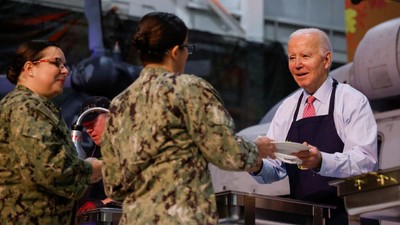 Aksi Joe Biden Sajikan Makanan untuk Anggota Militer AS