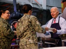 Aksi Joe Biden Sajikan Makanan untuk Anggota Militer AS