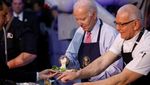 Aksi Joe Biden Sajikan Makanan untuk Anggota Militer AS
