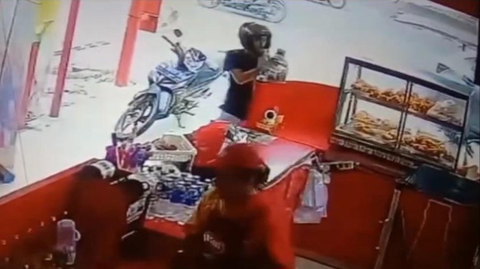 Pria terekam CCTV curi kotak amal restoran cepat saji di Kota Jambi.