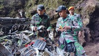 TNI AU saat ini sudah berhasil mengangkut beberapa bagian dari pesawat, namun belum seluruh bagian, karena terkendala masalah cuaca di lokasi yang terjal dan berbukit-bukit sehingga sangat mengganggu proses evakuasi, demikian keterangan Kadispenau Marsma TNI R Agung Sasongkojati di akun Instagram TNI AU, @militer.udara. (IG @militer.udara)