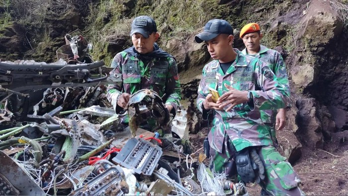 Proses evakuasi benda-benda dari puing 2 pesawat tempur taktis EMB-314 Super Tucano yang jatuh di Pasuruan masih dilakukan. (IG @militer.udara)