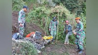 Kadispenau menjelaskan pesawat akan dipotong-potong beberapa bagian agar mudah diangkut melalui jalan darat. Sebab, jalur udara menggunakan helikopter tidak menjadi opsi karena faktor cuaca dan lokasi yang ekstrem. (IG @militer.udara)