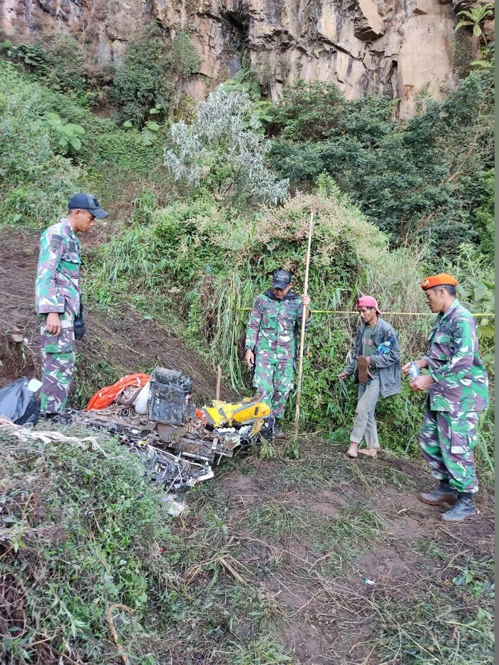 Proses evakuasi benda-benda dari puing 2 pesawat tempur taktis EMB-314 Super Tucano yang jatuh di Pasuruan masih dilakukan. (IG @militer.udara)