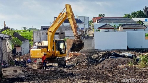Proses pengerukan dan pemadatan fisik jalan di Simpang Tibubeneng-Canggu, Badung, Selasa (21/11/2023). (Agus Eka/detikBali)