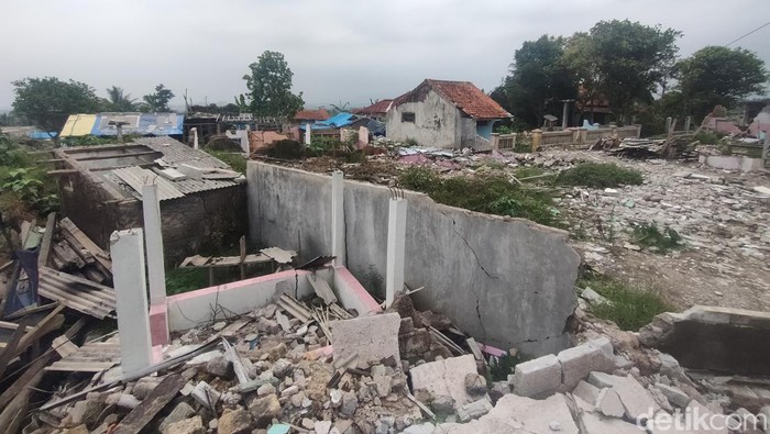 Puing bangunan di Kampung Mati Rawacina, Cianjur