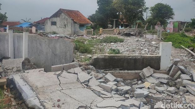 Puing bangunan di 'Kampung Mati' Rawacina, Cianjur