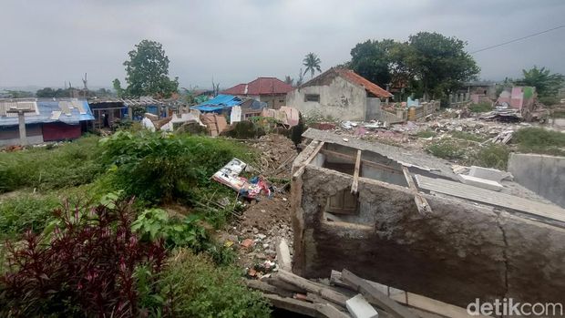 Puing bangunan di 'Kampung Mati' Rawacina, Cianjur
