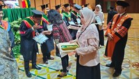 Rektor Universitas PTIQ Jakarta, Prof. Nasaruddin Umar (kiri) bersama Ketua Dewan Pembina Yayasan Pendidikan al-Quran (YPA) Pontjo Sutowo (kedua kiri) saat acara wisuda program sarjana, magister dan doktor Universitas PTIQ Jakarta di Jakarta Convention Center, Selasa (21/11/2023).