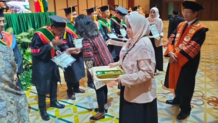 Universitas PTIQ Jakarta menggelar acara wisuda program sarjana, magister dan doktor di Jakarta Convention Center. Nasaruddin berharap PTIQ bisa semakin mendunia dengan prestasi alumni yang dicapai.