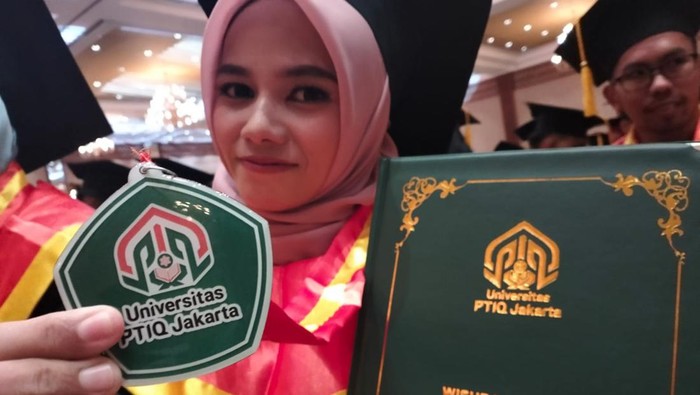 Ratusan Wisudawan Universitas PTIQ Semakin Mendunia Universitas PTIQ Jakarta menggelar acara wisuda program sarjana, magister dan doktor di Jakarta Convention Center. Nasaruddin berharap PTIQ bisa semakin mendunia dengan prestasi alumni yang dicapai.