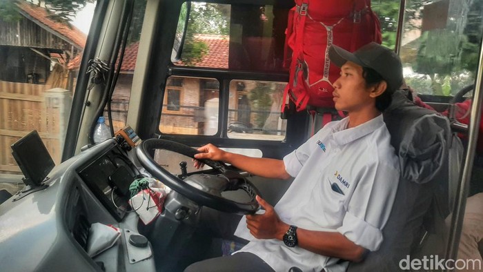Rofiq, sopir shuttle bus Piala Dunia U-17 di Stadion Si Jalak Harupat