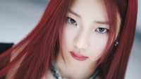 Dalam foto-foto resminya, Ruka menampilkan estetik warna yang sama dengan member BABYMONSTER sebelumnya. Dia mengenakan crop-top dan rok pendek bernuansa oranye kemerahan berpadu hitam. (Foto: dok. YG Entertainment)