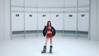 Ruka mengenakan boots tinggi sebagai penyempurna penampilannya. Kelahiran 20 Maret 2002 yang diposisikan sebagai dancer dan rapper utama BABYMONSTER itu memancarkan aura bold & chic. (Foto: dok. YG Entertainment)