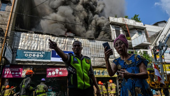 Ruko Elektronik di Bandung Kebakaran, Begini Kondisinya Warga berada di area toko elektronik yang terbakar di Jalan Banceuy, Bandung, Jawa Barat, Selasa (21/11/2023). Petugas pemadam kebakaran menyatakan, kebakaran yang membakar satu unit toko elektronik tersebut diduga karena korsleting listrik. ANTARA FOTO/Raisan Al Farisi/foc.