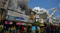 Petugas pemadam kebakaran menyatakan, kebakaran yang membakar satu unit toko elektronik tersebut diduga karena korsleting listrik.