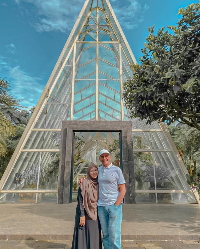 Yang banyak mencuri atensi ialah perbedaan usia yang cukup jauh antara Mark Sungkar dan istrinya tersebut. Hal itu membuat penampilan keduanya kerap disebut seperti ayah dan anak alia-alia suami-istri. Foto: Instagram/@santiasokamala